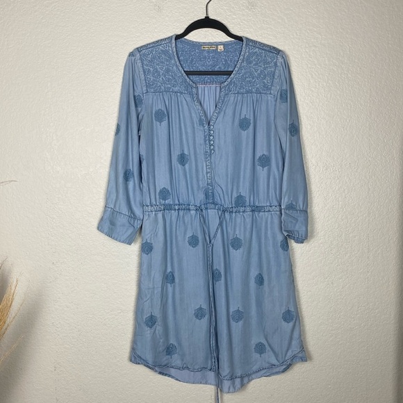 Holding horses, feather embroidered lyocell chambray dress - Picture 2 of 8